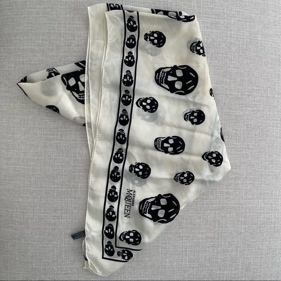 Alexander McQueen silk skull scarf - Picture 4 of 10